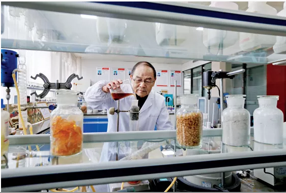 聘用高?？萍既藛T做技術(shù)顧問(wèn)（王勉勵(lì) / 攝影）